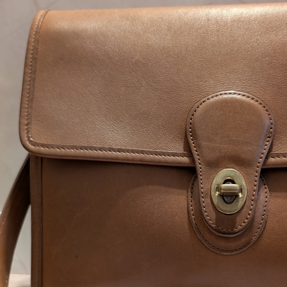 Vintage Coach Willis Leather Crossbody Bag in British Tan - Picture 3 of 16